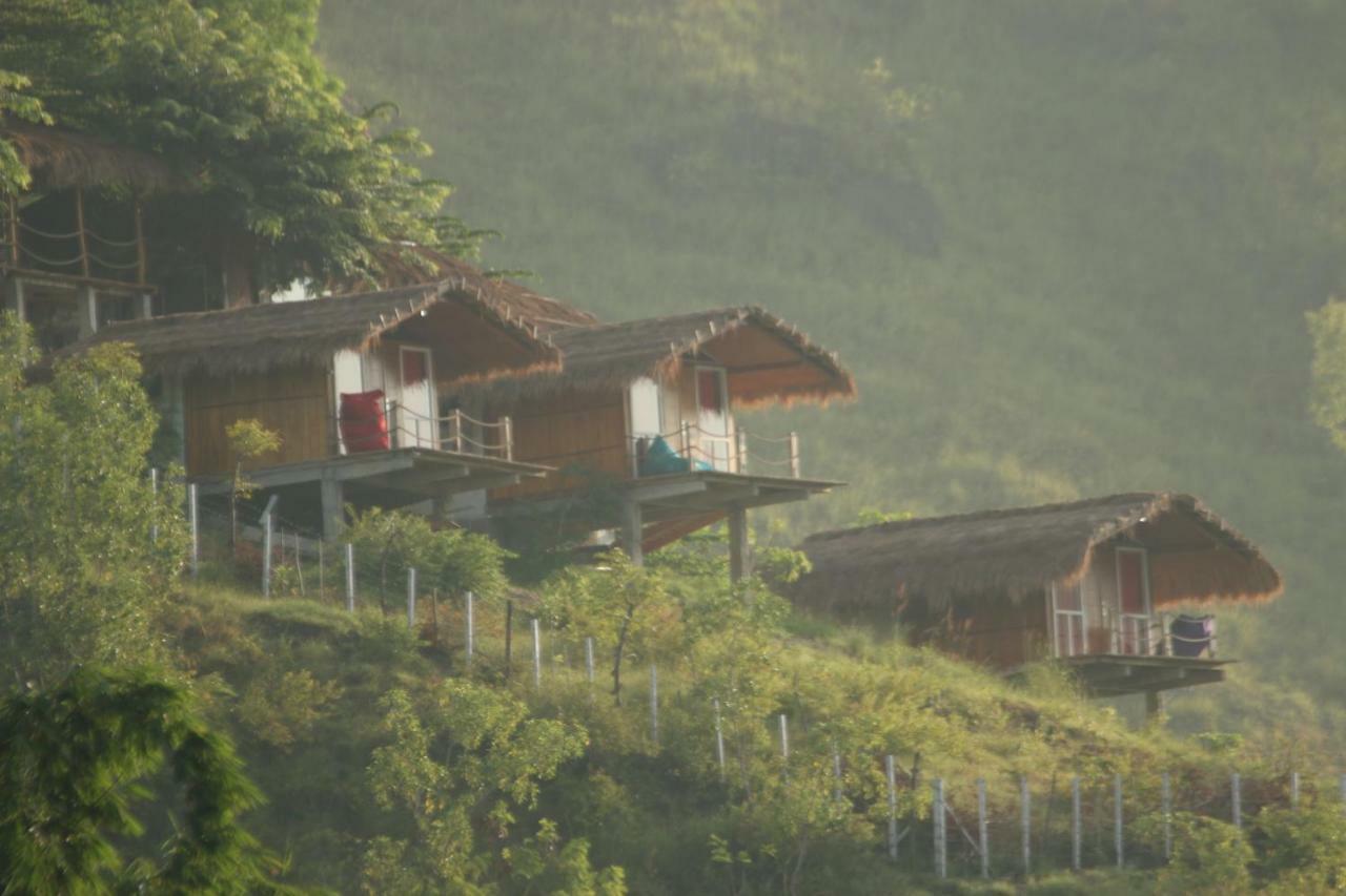 Morinda Villa And Resto Waingapu Exterior photo